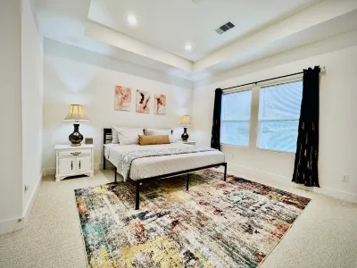 Colorful dining in quiet cozy home near downtown Hotel a 