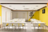Zhouya Seaview Audio-Visual Vacation Homestay (Huoju 8th Street International Coastal Baths) - sarapan