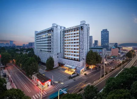 Atour Hotel (Ji'nan Yingxiongshan Road) Отели рядом с достопримечательностью «Академия технологий Национальной сети»