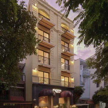 Express by M Village Nguyen The Loc, a brand of Modern Village Lifestyle โรงแรมใกล้ย่านเตินฝู