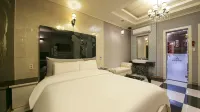 From H Rubens Hotel Mokpo Pyeonghwa Square - parking