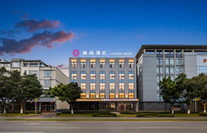 Lishang Hotel (Baoshan University High Speed Railway Station)