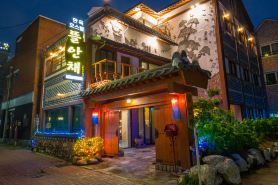 Jeonju Hanok Village's Garden Anchae New Building