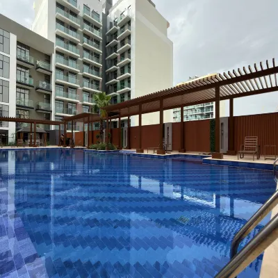 Westview Garden Spacious Balcony Room with Pool Gym Access in JVC Отели рядом с достопримечательностью «Комплекс Дубай-Студио-Сити»