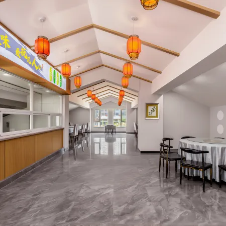Shengyi Light Luxury Hotel (Chengde South Station Store)
