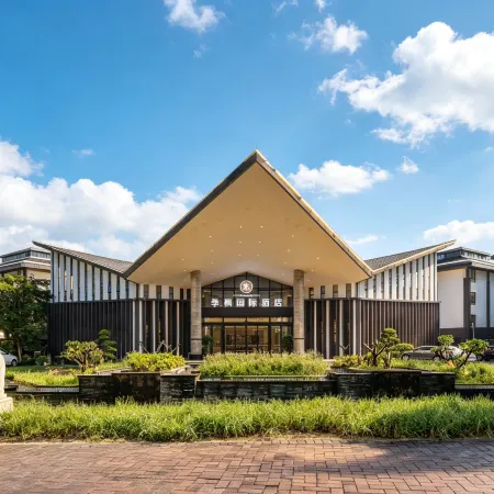 Jifeng International Hotel (Wanning High Speed Railway Station)