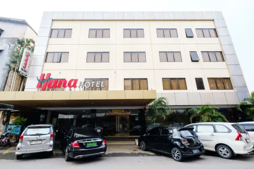 Hana Hotel - parking