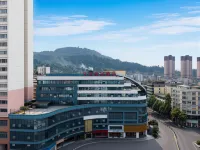 Jiulong Yipin Hotel (Xifeng High-Speed Railway Station Shizi Street Plaza) - parking