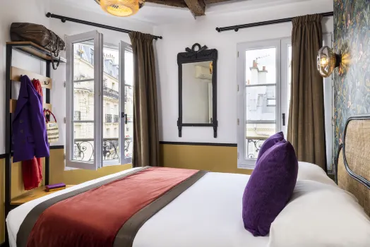 Le Village Montmartre by Hiphophostels Hotels near Maison Landemaine Martyrs