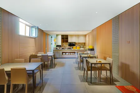 Chonpines Hotel (Daqing West Railway Station Wanda Plaza Branch) Отели рядом с достопримечательностью «Ironman Square»