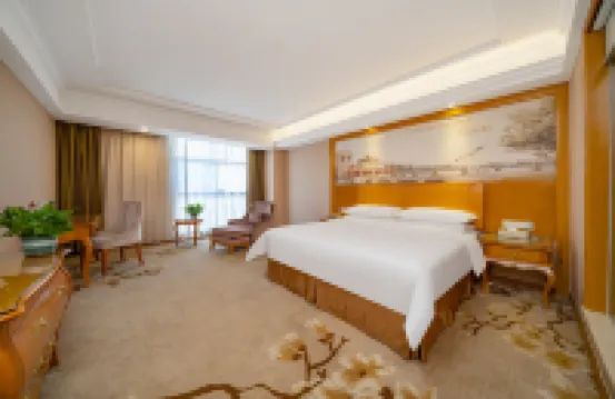 Vienna Hotel (Shenzhen Huawei Wuhe Avenue Bantian North Subway Station) Hotels in Shenzhen