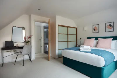 Viridian Apartments in Hammersmith Serviced Apartments - Southerton Mews 해로 레크리에이션 그라운드 주변 호텔