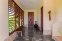 Komaneka at Keramas Beach Hotel dekat Pura Dalem Suci Dukuh Suladri