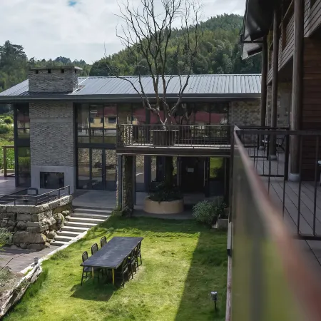 The village head Fang Ruogu mountain house