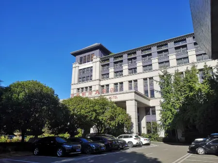 Dingfeng International Hotel Отели рядом с достопримечательностью «Shuangbi Square»