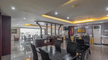 Continent Centrepoint Hotel Makassar Отели рядом с достопримечательностью «Harian Kompas»