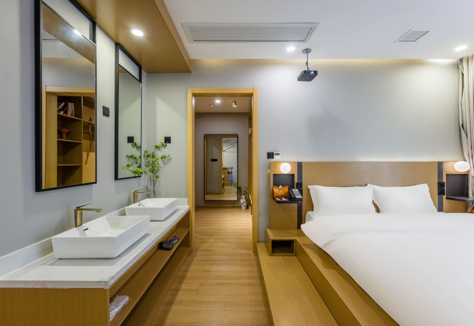 3. 신후이 시티 호..