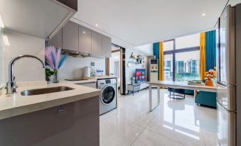 Yuanzhu Qingju | Lakeside · View 180° Lake Scenery · Cinema Homestay (Jinwan Huafa Business Center)