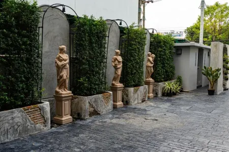 J Place Hotel