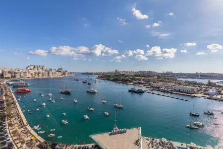 Verdi Gzira Promenade Отели рядом с достопримечательностью «Форт Маноэль»