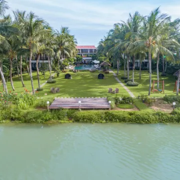 Emerald Hoi An Riverside Resort Отели рядом с достопримечательностью «Japanese Covered Bridge»