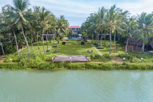 Emerald Hoi An Riverside Resort Отели в г. Хой-Ан