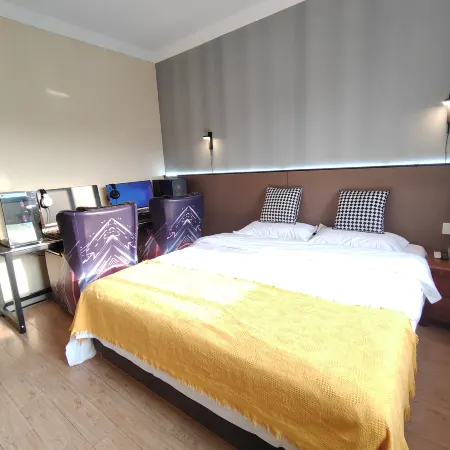 Baizhou E-Sports Hotel (pzLongxingsi Water Street)