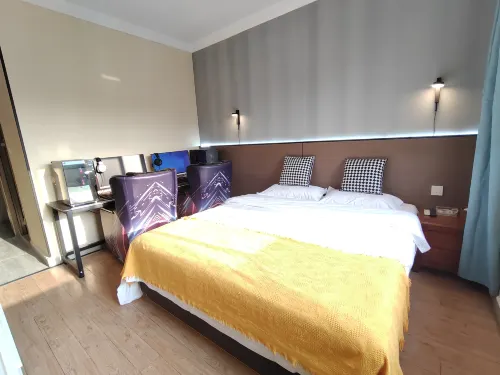 Baizhou E-Sports Hotel (Longxingsi Water Street)