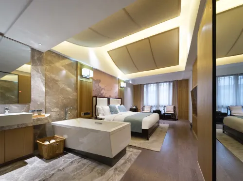 CLOUDS   MOUNTAIN  VILLA