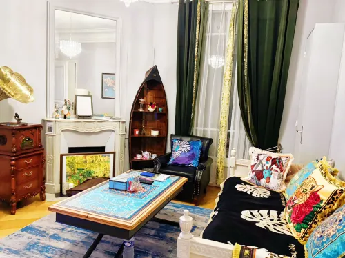 Champs Elysees Charming (2 Bedrooms and 1 Living Room) - Condos