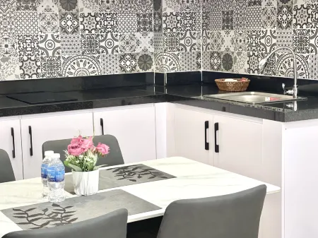 SKY Residence - Rooms & Apartments - 50m to Royal Palace Отели рядом с достопримечательностью «Уот Ауналом Монастери»