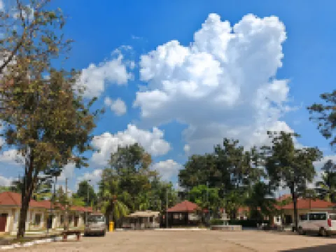 五洲飯店原五洲假日飯店（提前預約免費接送高鐵站，泳池） 萬象站附近的飯店