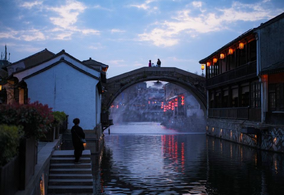 시위에 야주 홈스테이의 전통적인 분위기가 느껴지는 외관 사진