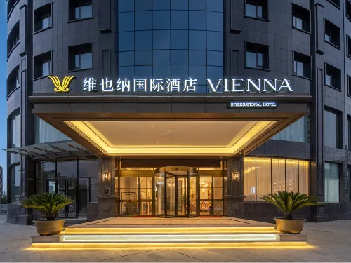Vienna International Hotel (Jiugong Avenue, Tongshan County) - parking