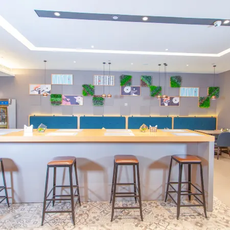 Home Inn Business & Travel Hotel (Ordos Wanda Wangfujing Branch)