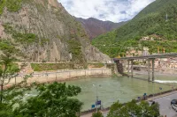Jiangmu Hotel (Ganzi Prefecture Yajiang) - Mountain view