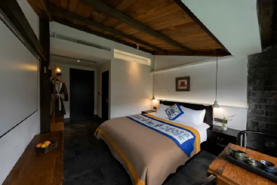 Fenghuang Jinshuian River View Hotel