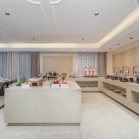 Vienna Hotel (Panzhou Nanhu Park Ginkgo Square)