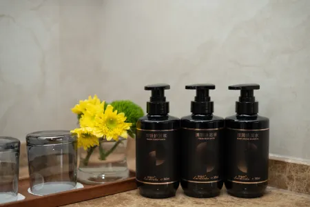 Hidden in the Light | Sunlit Golden Mountain · Resort Homestay (Baisha Ancient Town Branch) Отели рядом с достопримечательностью «Lijiang Snow Mountain Falcon Valley Scenic Area»