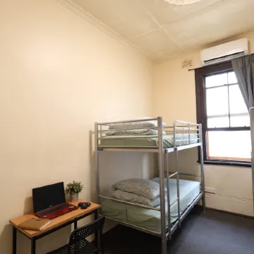 Emu Backpackers Perth - note - Valid Passport required for check in