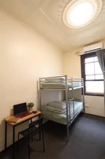 Emu Backpackers Perth - note - Valid Passport required for check in