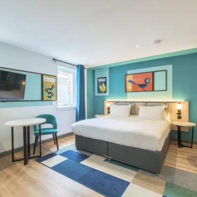 Holyrood Aparthotel Отели рядом с достопримечательностью «Музей «Наша динамичная Земля»»