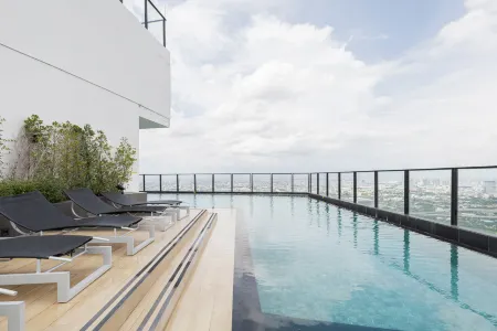 Rama9 Apartment in Bangkok Отели рядом с достопримечательностью «Sathira Dhammasathan»