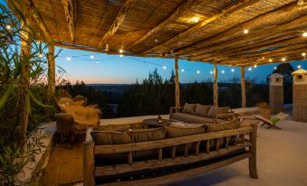 Atlantis 12, Maison d'hôtes et d'art