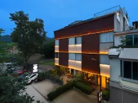 Xishan Private Hot Spring Cinema Homestay (Qingchengshan High-Speed Railway Station) Hotels near Quanzhen Temple