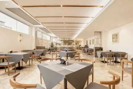 Man Guo International Hotel (Panyu Chimelong Nancun Wanbo Subway Station) Отели рядом с достопримечательностью «Guangzhou Vocational College of Technology & Business»