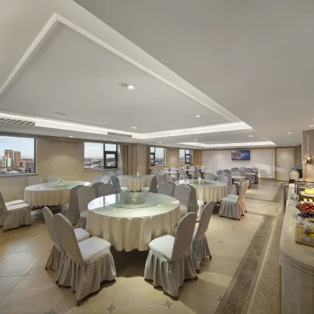 Vienna International Hotel (Xinyang Railway Station Tianrun Plaza Store)