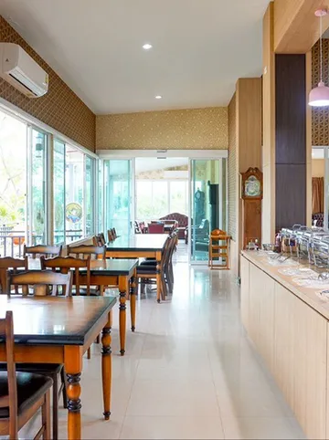 รูปภาพของโต๊ะไม้รีสอร์ท