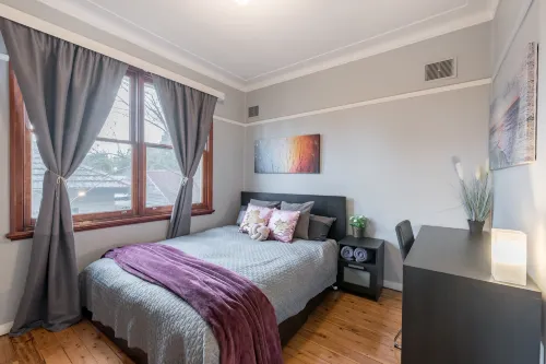 Easy Access & Cozy Room Near Train & Shops