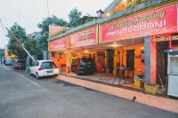 RedDoorz Syariah Near Margahayu Raya